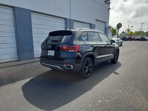 Used 2022 Volkswagen Taos SE w/ Panoramic Sunroof Package FWD image 5