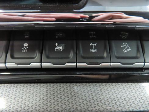 Used 2025 Chevrolet Silverado 2500 ZR2 w/ Technology Package image 73