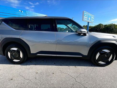 Used 2024 Kia EV9 Light Long Range image 32