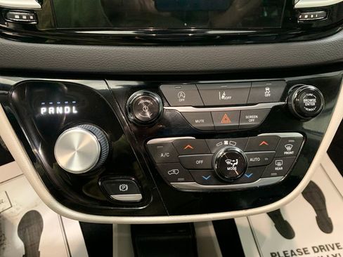 Used 2022 Chrysler Pacifica Touring-L image 28