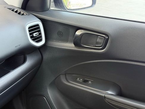 Used 2024 Hyundai Venue Limited FWD image 38