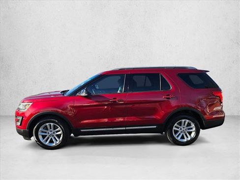 Used 2017 Ford Explorer XLT image 9