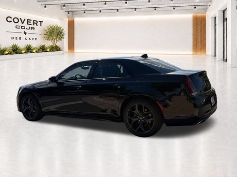 Used 2023 Chrysler 300 Touring L w/ Comfort Group RWD image 8