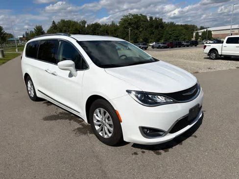 Used 2019 Chrysler Pacifica Touring-L FWD image 5