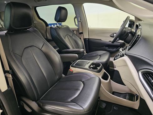 Used 2024 Chrysler Pacifica Limited FWD image 23