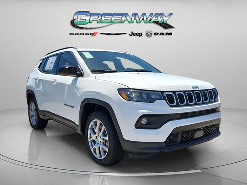 Used 2024 Jeep Compass Latitude AWD/4WD image 1