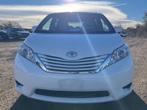 Used 2015 Toyota Sienna LE image 9