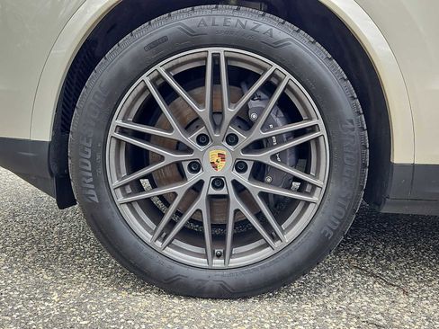 Certified 2024 Porsche Cayenne AWD/4WD image 10