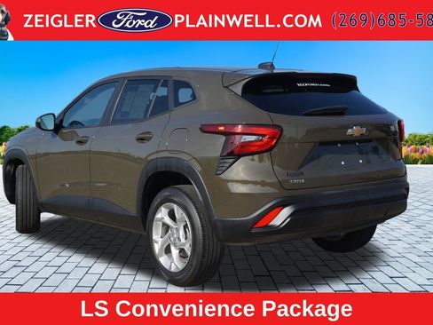 Used 2024 Chevrolet Trax LS w/ LS Convenience Package FWD image 3