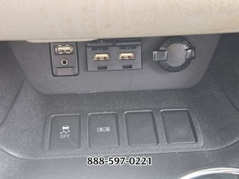 Used 2019 Toyota Highlander LE FWD image 25