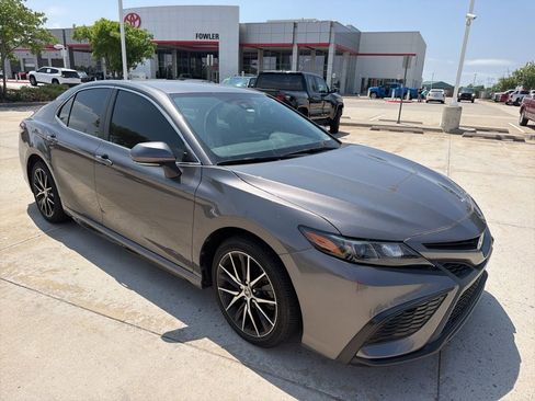 Used 2021 Toyota Camry SE w/ Convenience Package FWD image 3