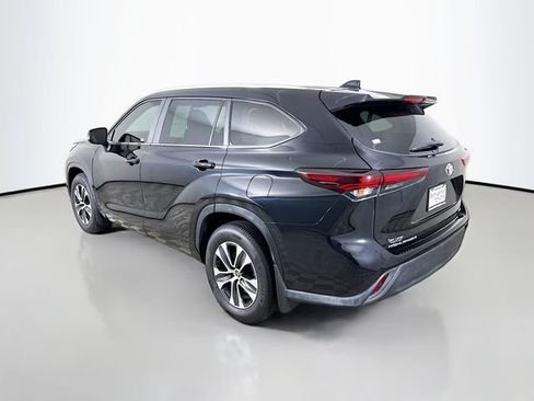 Used 2024 Toyota Highlander XLE FWD image 5