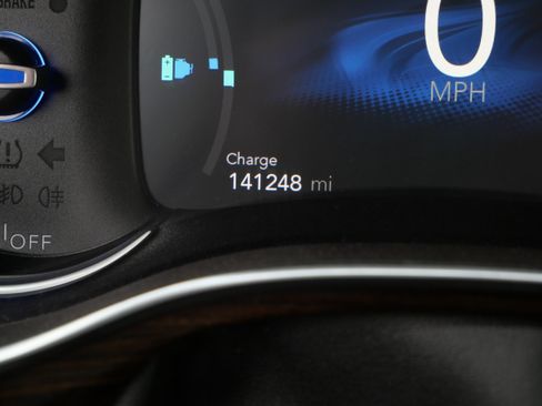 Used 2021 Chrysler Pacifica Limited w/ Uconnect Theater Family Group FWD image 40