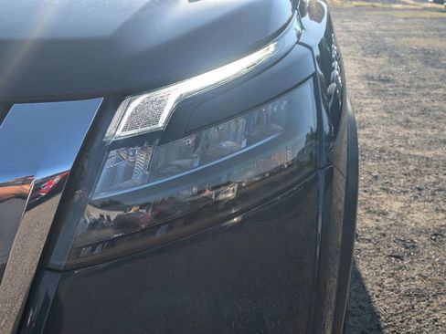 Used 2025 Nissan Pathfinder SV FWD image 8