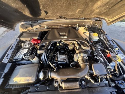 Used 2019 Jeep Wrangler Unlimited Rubicon w/ Cold Weather Group image 33