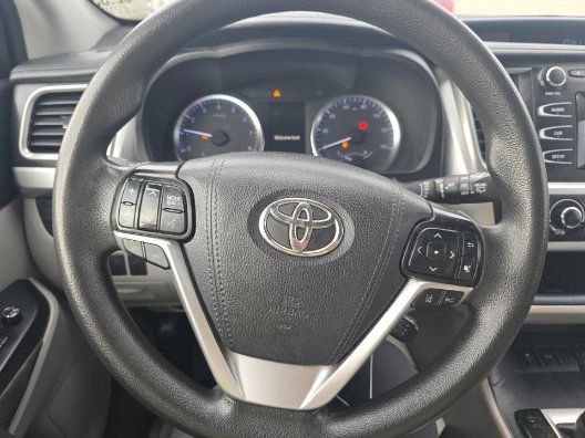 Used 2019 Toyota Highlander LE FWD image 6