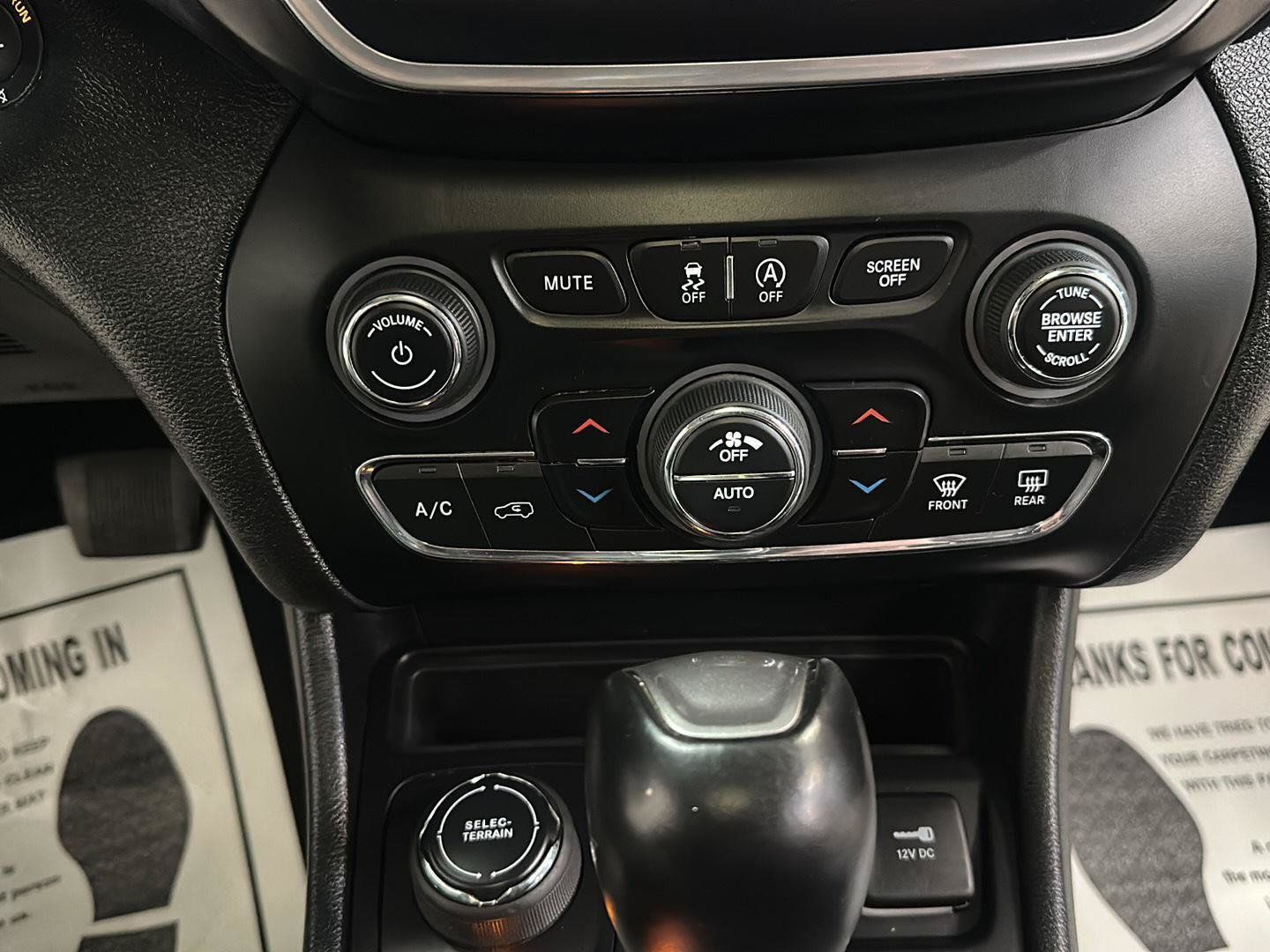 Used 2022 Jeep Cherokee Latitude Lux w/ Sun & Sound Group AWD/4WD image 23