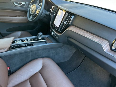 Certified 2022 Volvo XC60 B5 Momentum image 19