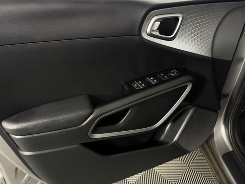 Used 2025 Kia Soul LX w/ LX Technology Package FWD image 23