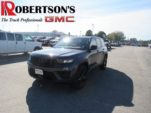 Used 2024 Jeep Grand Cherokee Altitude image 1