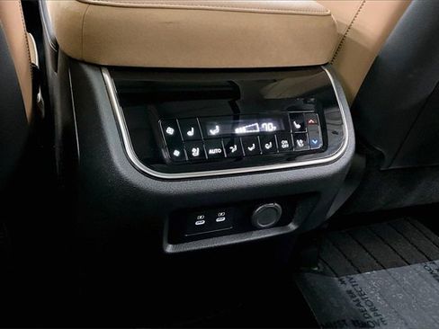 Used 2025 INFINITI QX80 Sensory image 32