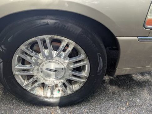 Used 2011 Lincoln Town Car Signature Limited image 11