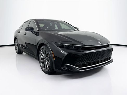 Used 2023 Toyota Crown Limited image 4