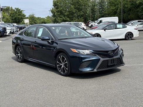 Used 2019 Toyota Camry SE w/ Carpet Mat Package FWD image 1