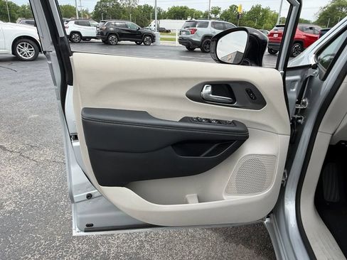 Used 2024 Chrysler Pacifica Touring-L FWD image 20