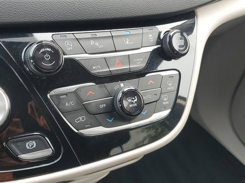 Used 2024 Chrysler Pacifica Touring-L FWD image 28