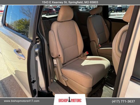 Used 2017 Kia Sedona LX image 18