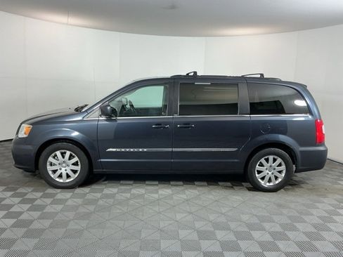 Used 2013 Chrysler Town & Country Touring image 8