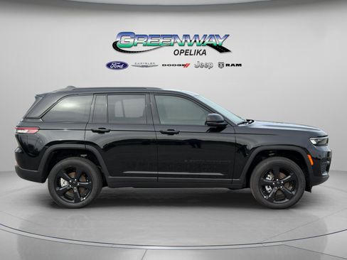 New 2025 Jeep Grand Cherokee Altitude image 8