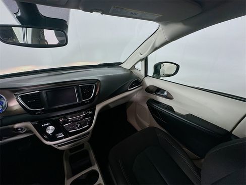 Used 2024 Chrysler Voyager LX image 11