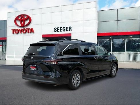 Used 2026 Toyota Sienna LE FWD image 3