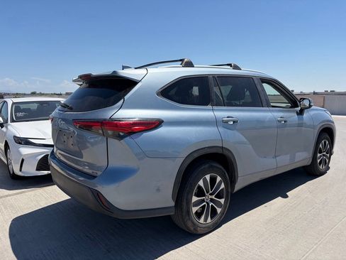 Used 2023 Toyota Highlander XLE FWD image 2