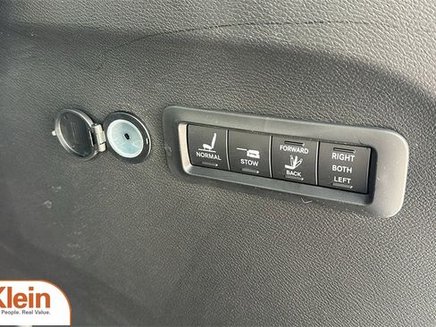 Used 2024 Chrysler Pacifica Pinnacle w/ Trailer Tow Group image 31