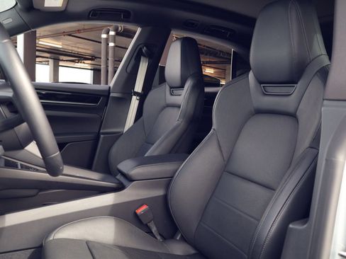 Certified 2025 Porsche Macan Electric RWD image 5
