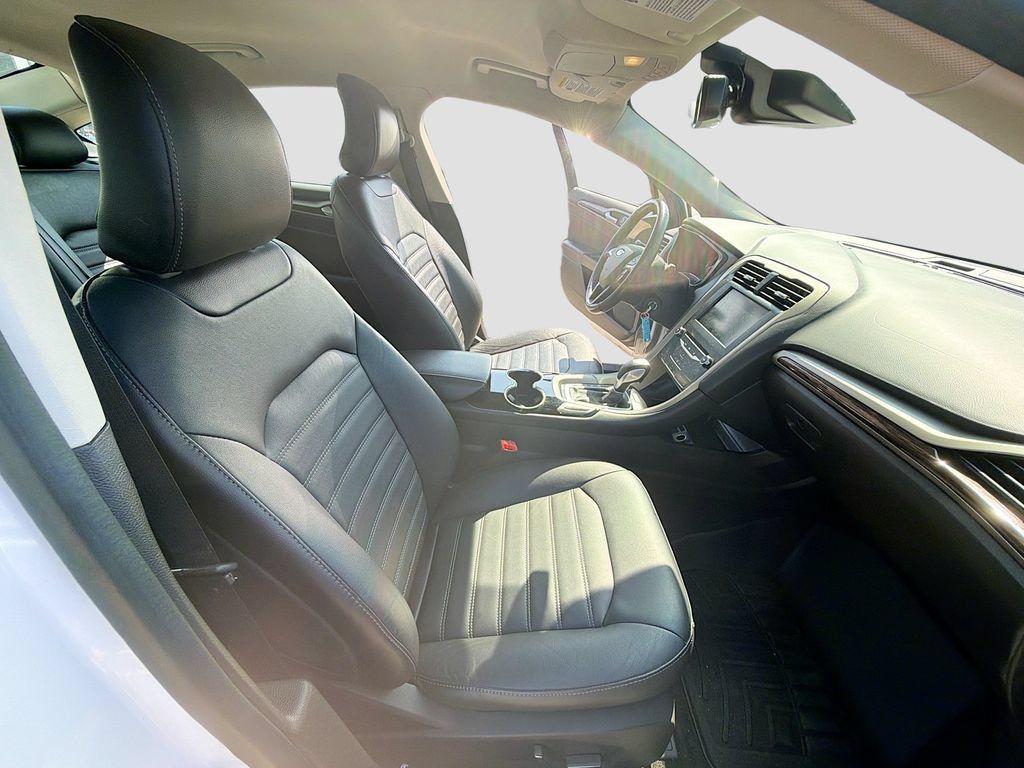 Used 2015 Ford Fusion SE w/ Equipment Group 202A FWD image 29
