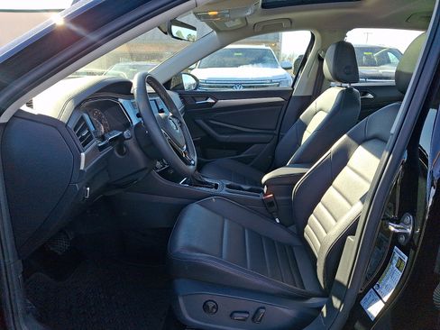 Used 2021 Volkswagen Jetta SE w/ SE Cold Weather Package image 13