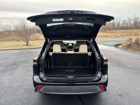 Used 2020 Toyota Highlander XLE image 26