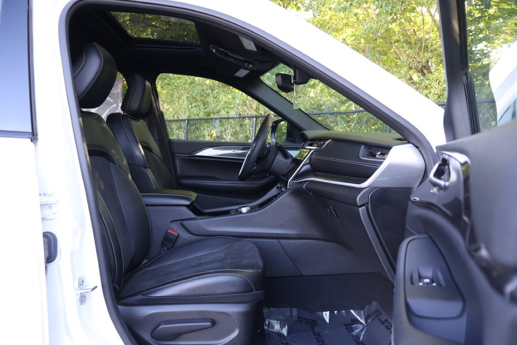 Used 2023 Jeep Grand Cherokee Altitude AWD/4WD image 42
