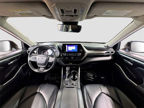 Used 2023 Toyota Highlander XLE image 18