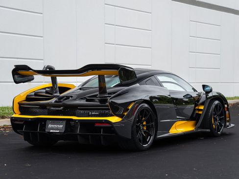 Used 2019 McLaren Senna image 32