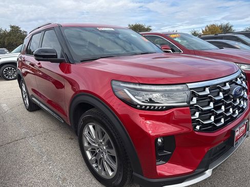 Used 2025 Ford Explorer Platinum image 3