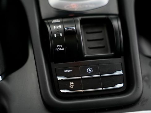 Used 2015 Porsche Cayenne S image 24