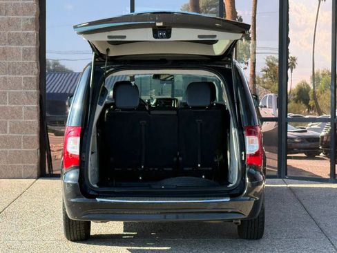 Used 2016 Chrysler Town & Country Touring FWD image 30