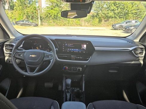 Used 2025 Chevrolet TrailBlazer LT AWD/4WD image 23