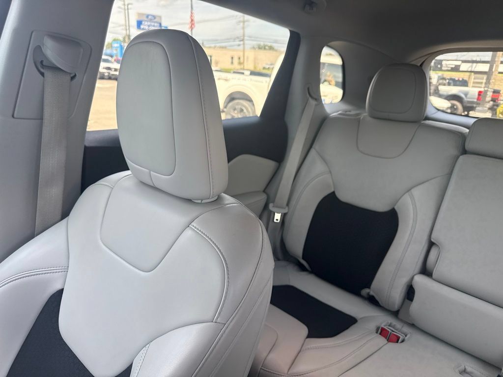 Used 2020 Jeep Cherokee Latitude Plus AWD/4WD image 15