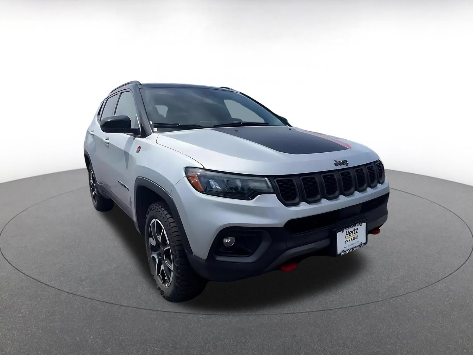 Used 2025 Jeep Compass Trailhawk AWD/4WD image 3